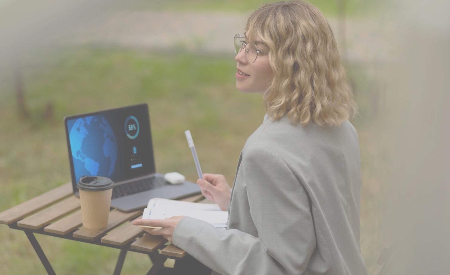 Sesión de webinar sobre modelos de negocio con participantes analizando estructuras financieras