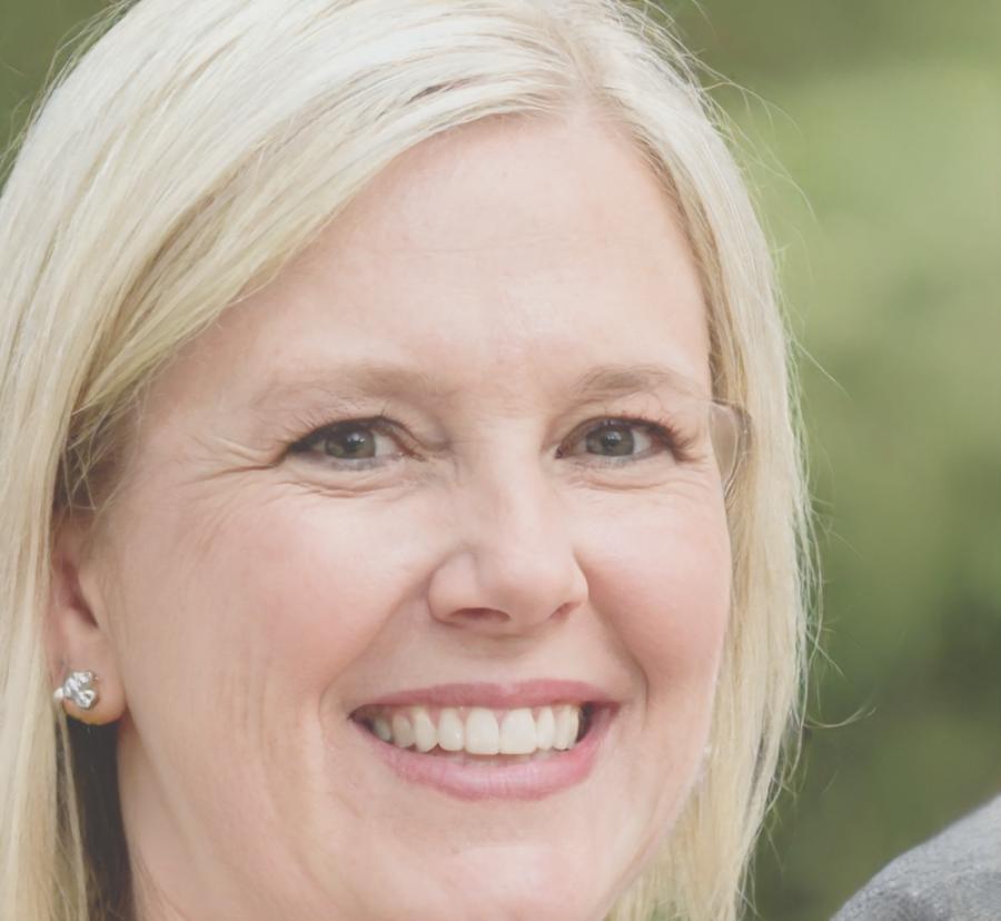 Retrato profesional de instructora experta en análisis financiero empresarial