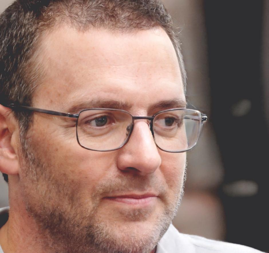 Retrato profesional de instructor especialista en modelos de negocio