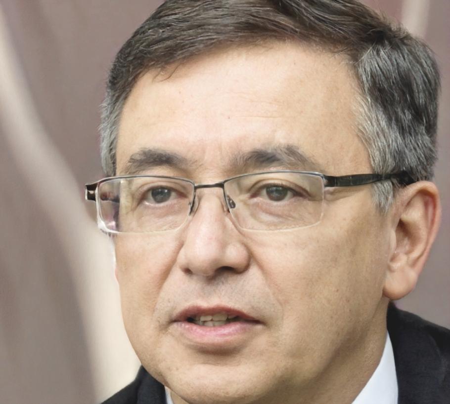 Retrato profesional de Aurelio Mendoza