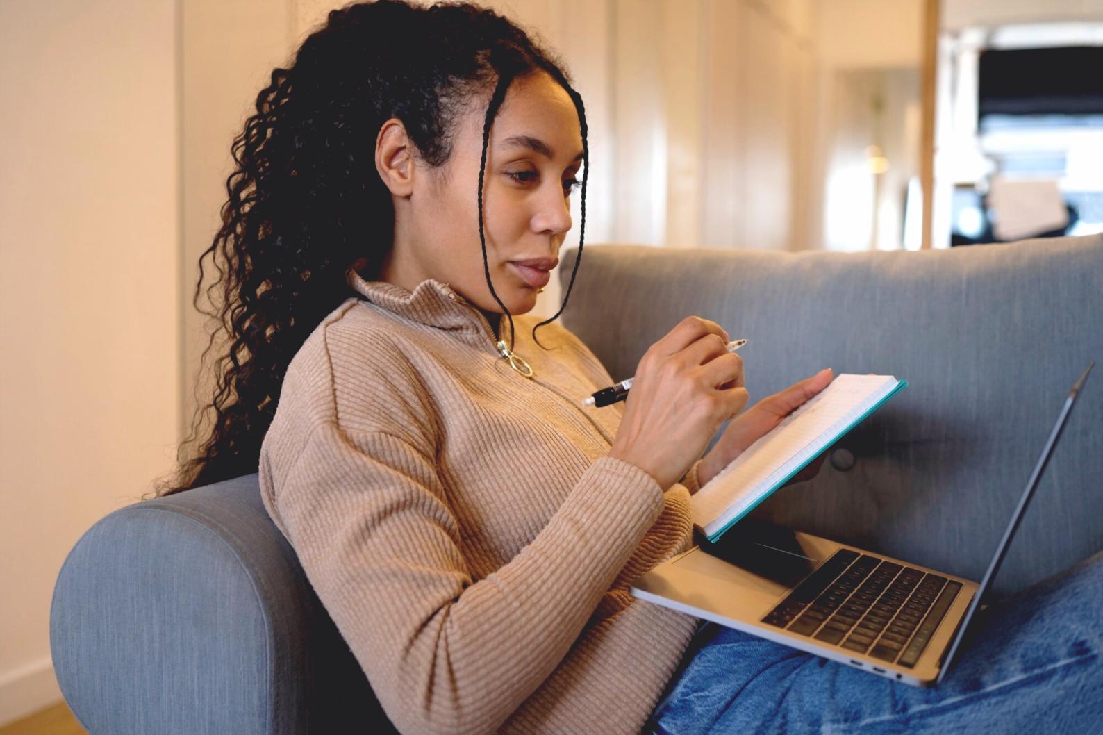 Profesionales trabajando en análisis financiero colaborativo