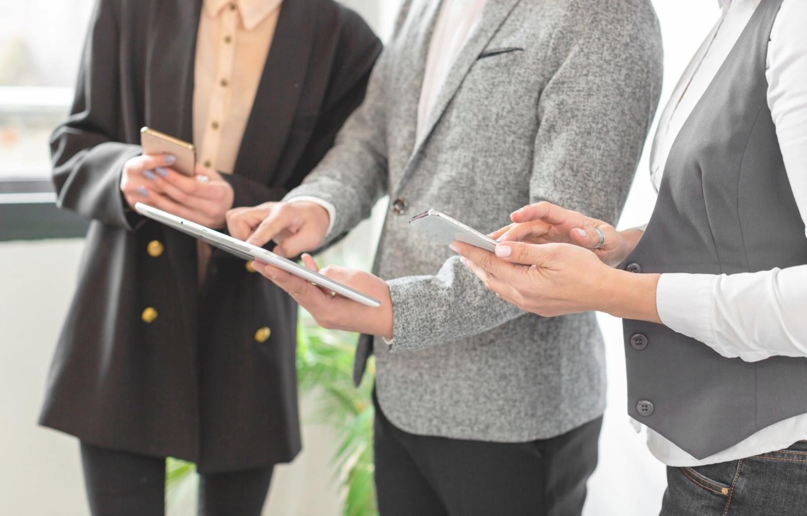 Equipo desarrollando estrategias de modelos de negocio